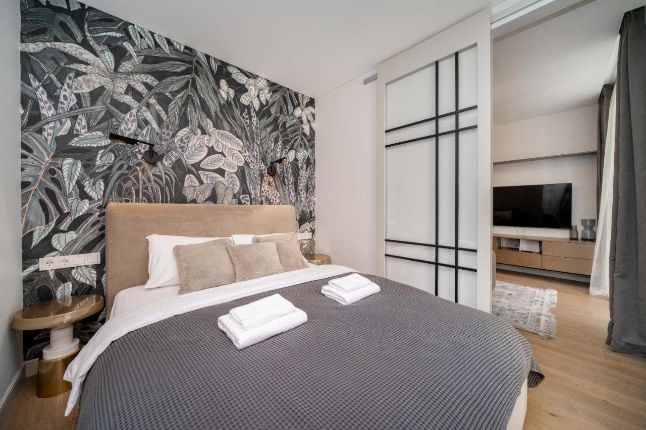 1 Bedroom Apartment next to Gediminas Avenue by Reside Baltic - Bed and Breakfast Vilnius