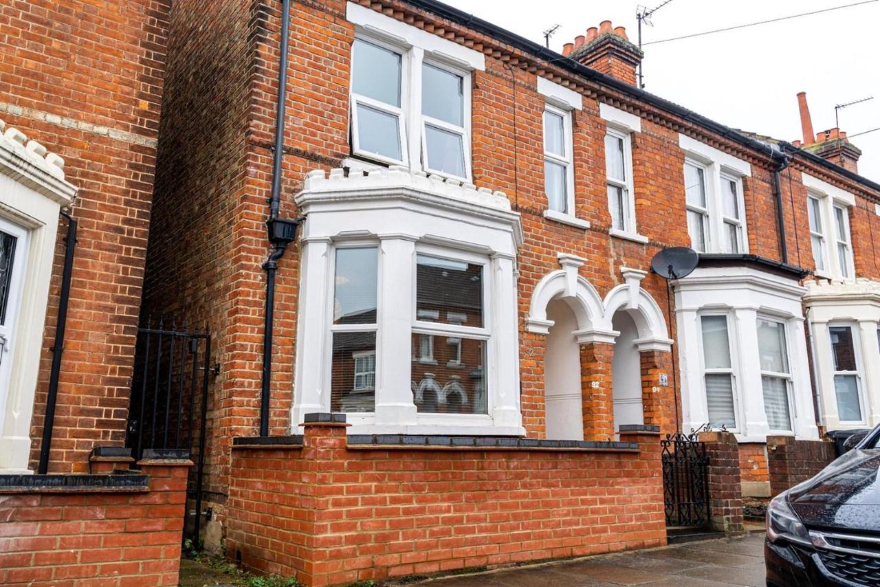 LuxeVille I Serene 3BR Apartment with Private Courtyard I LongTerm RatesI ParkingI WiFi - B&B Bedford