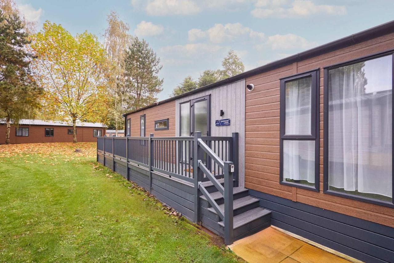 Royal Pines Lodge with Hot tub - B&B Allerthorpe