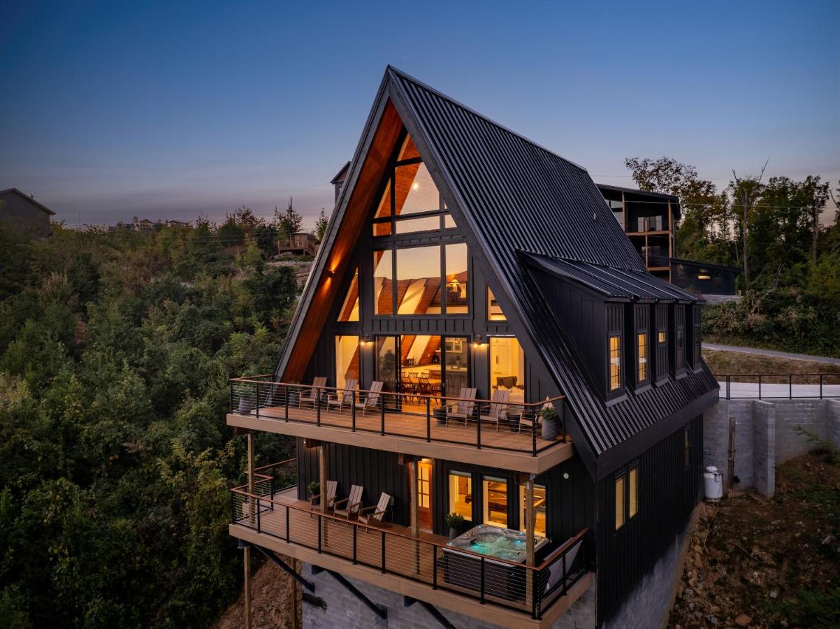 Family Cabin with Views, Hot Tub, Pool Table, and Arcades - B&B Gatlinburg