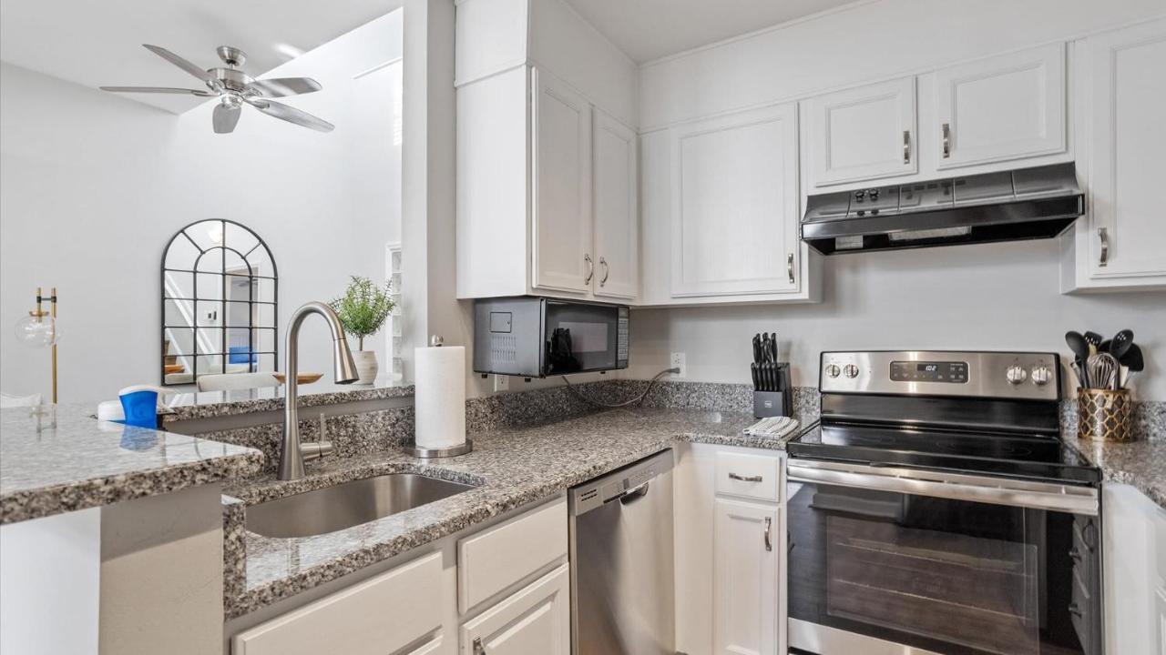 Downtown Condo - 2BR 2BA Walk to Everything - B&B Raleigh