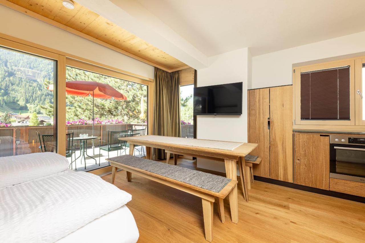 Doppel-/Zweibettzimmer mit Balkon