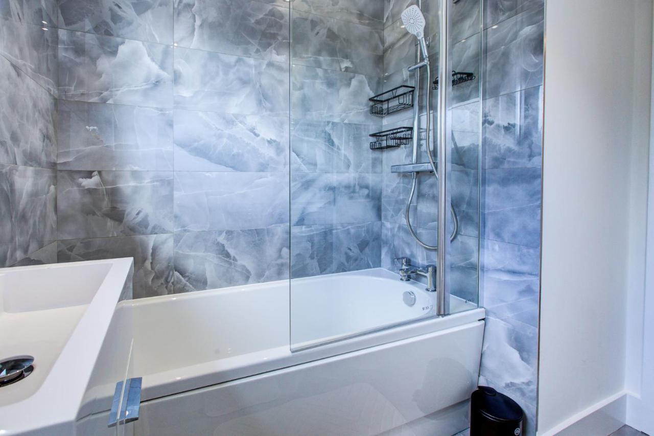 Modern 4 Bed Home with Driveway - B&B Colchester