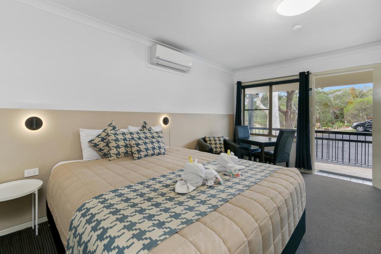 Habitación con cama extragrande.