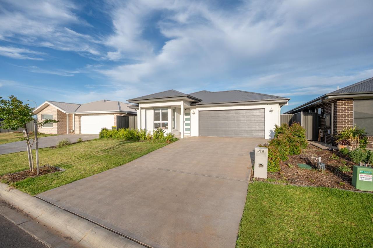 Fresh Built Spacious Retreat - B&B Dubbo
