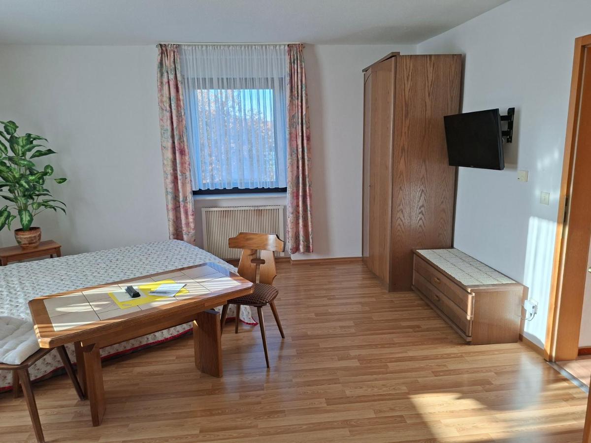 Camera Matrimoniale con Bagno in Comune 