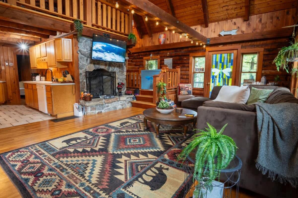Cozy Log Cabin- W Fireplace - B&B Northfield