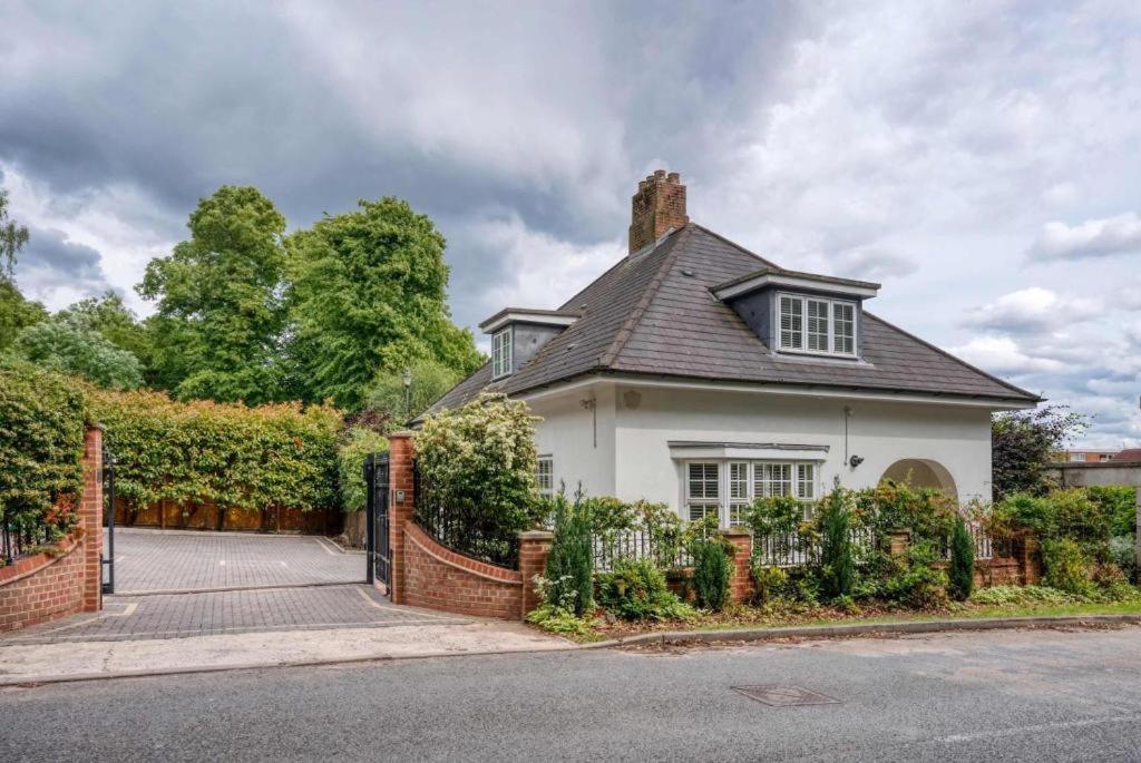 Modern 3BR Home in 2 Nether Hall Near M6 J7 with Hot Tub, Smart TV and Free Parking - B&B Birmingham