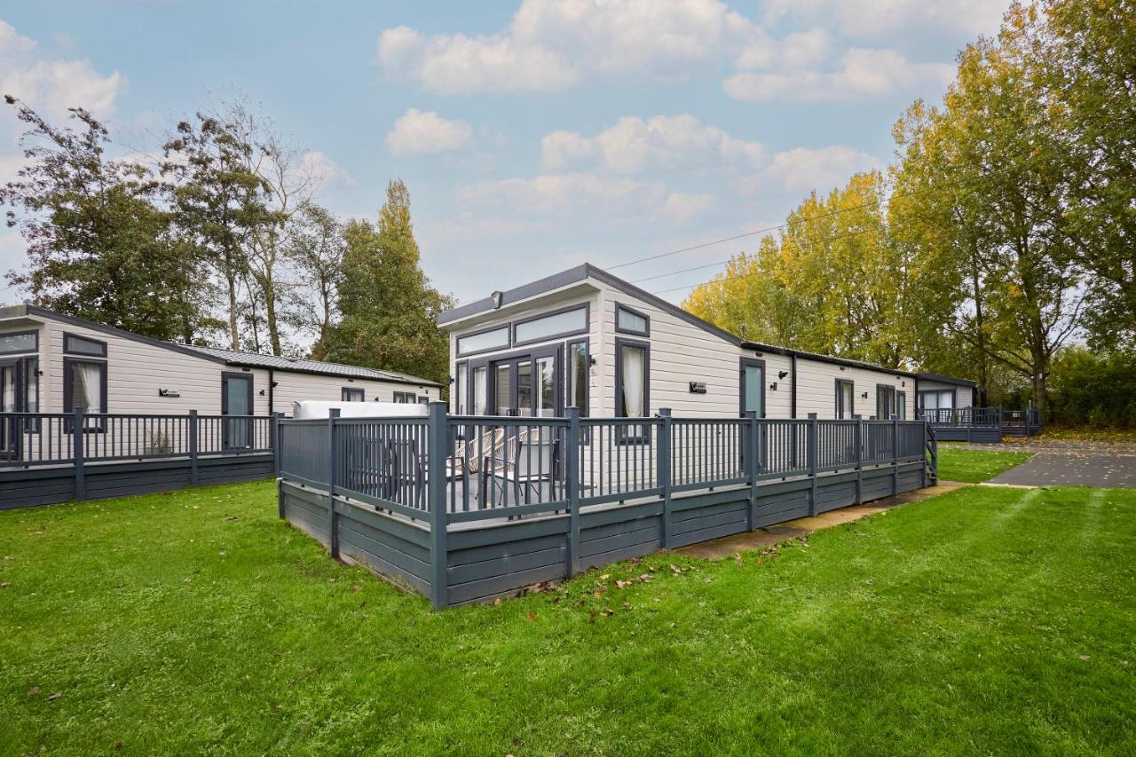 The Flamingo Lodge with Hot Tub - B&B York