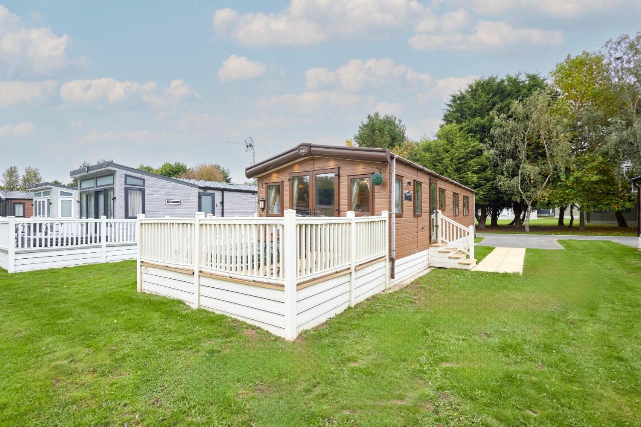 Brooksbank Lodge with Hot Tub - B&B Barmby on the Moor