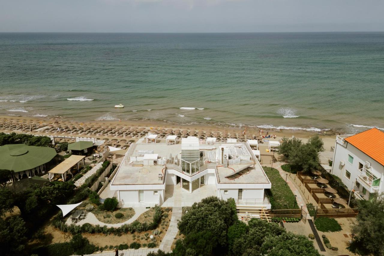 One-Bedroom Apartment with Sea View and Garden