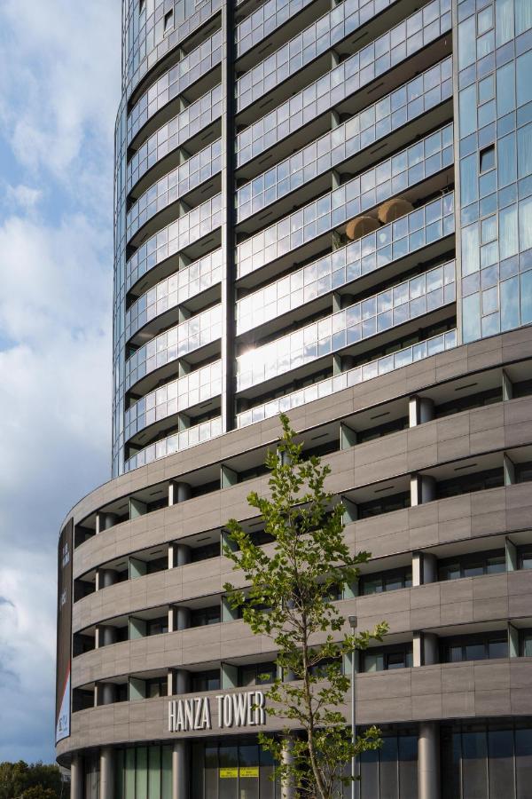 Stylish Apartment with City Views and Parking in the Prestigious Hanza Tower with Swimming Pool by Noclegi Renters - Chambres d'hôtes Szczecin