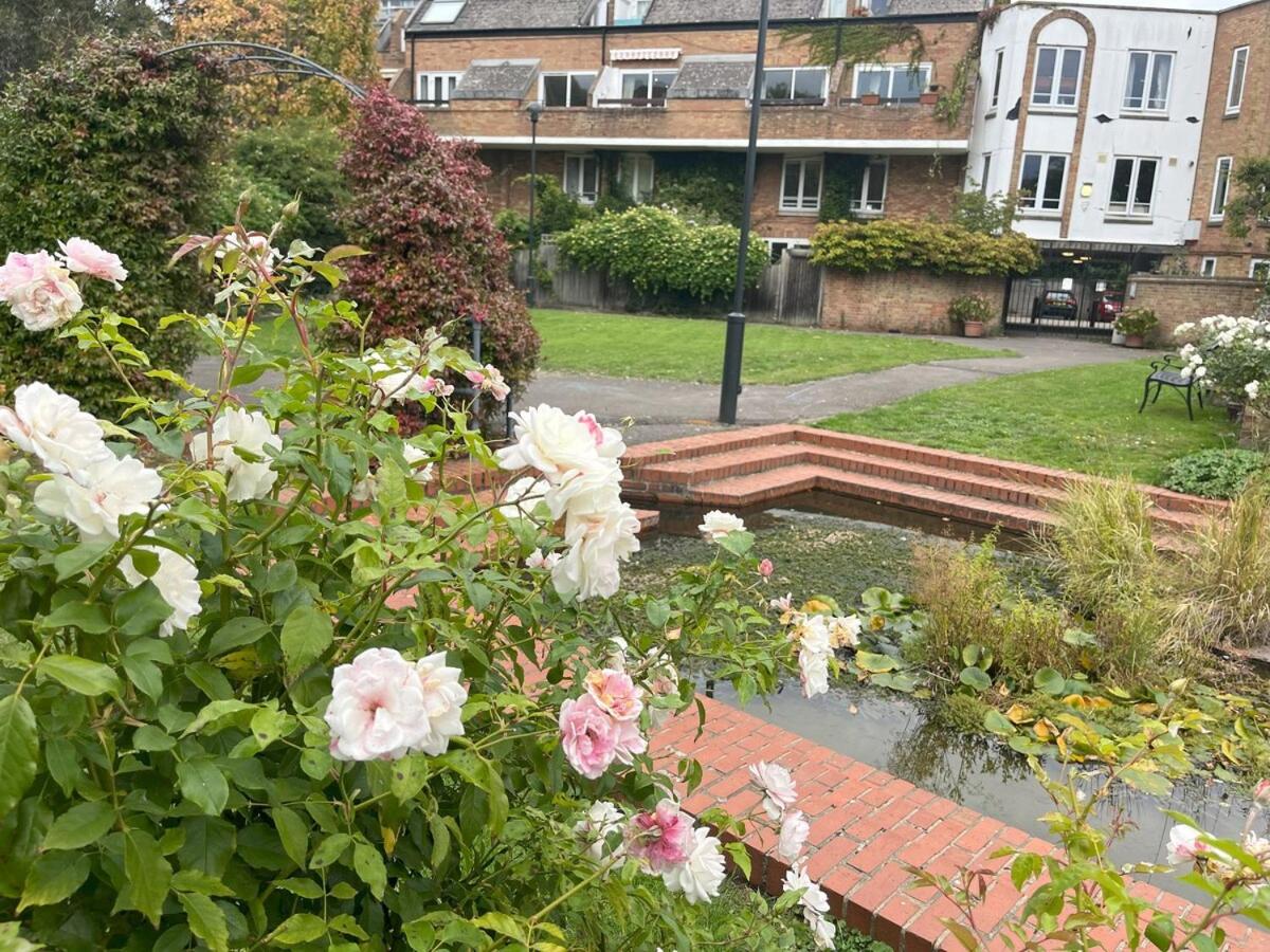 3 Bed Flat Battersea Square with Balcony & Parking - Chambres d'hôtes Londres