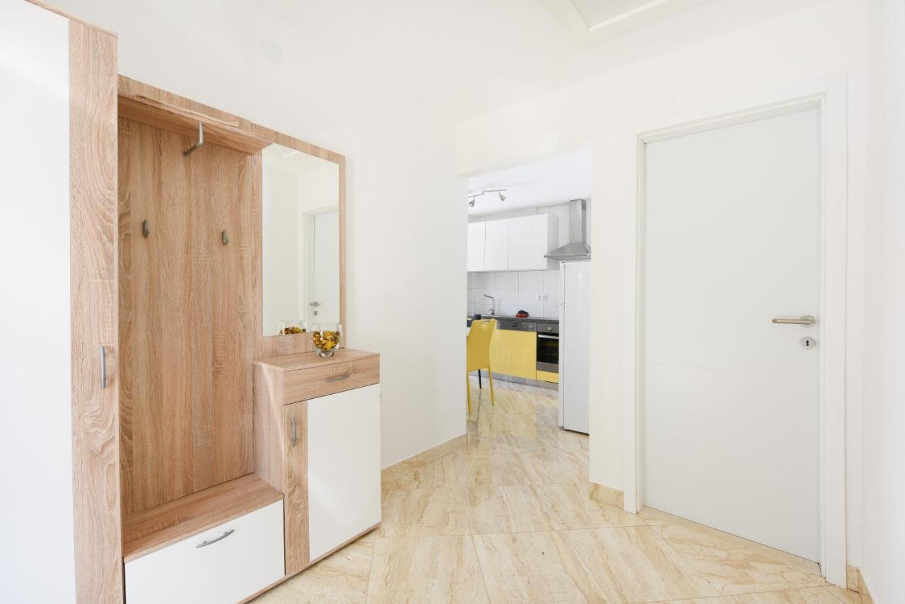 Holiday home Orange with heated pool and parking - Bed and Breakfast Zadar