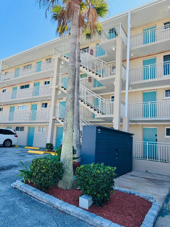 Daytona Inn Beach Resort Step Outside and Put Your Feet in the Sand Beach Vibes - Bed and Breakfast Daytona Beach