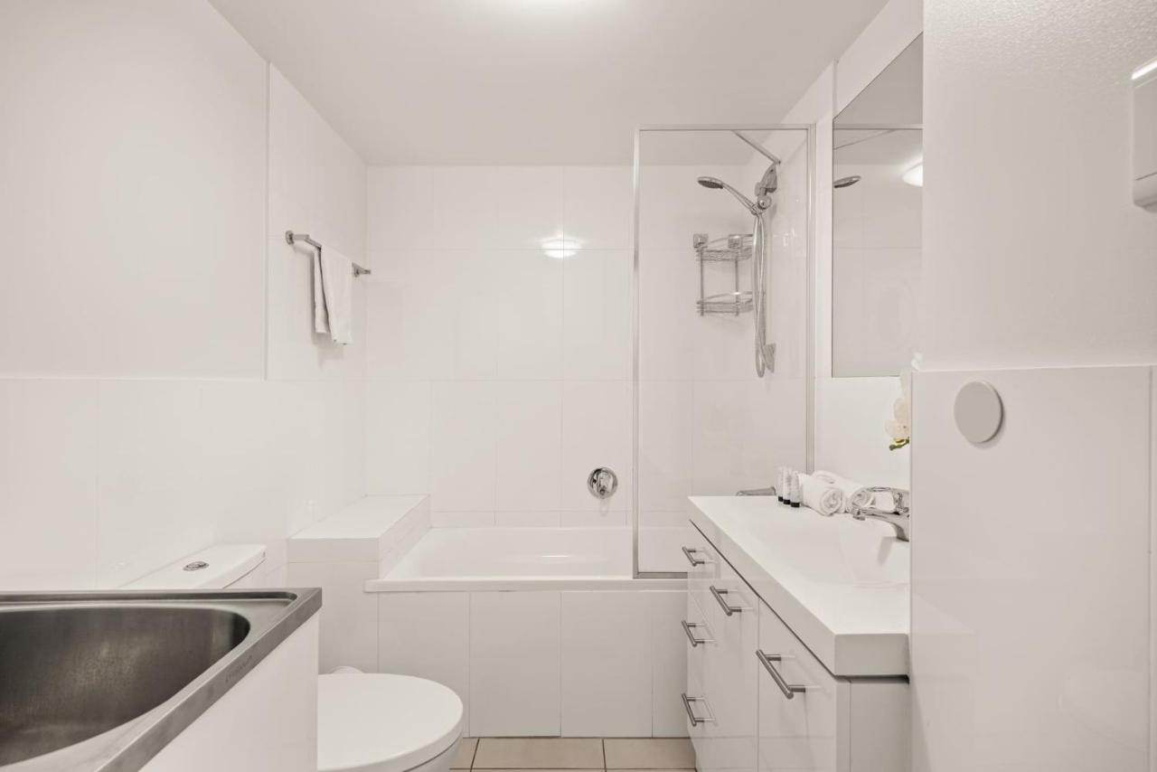 Central South Brisbane Stay with Pool Access - B&B Brisbane