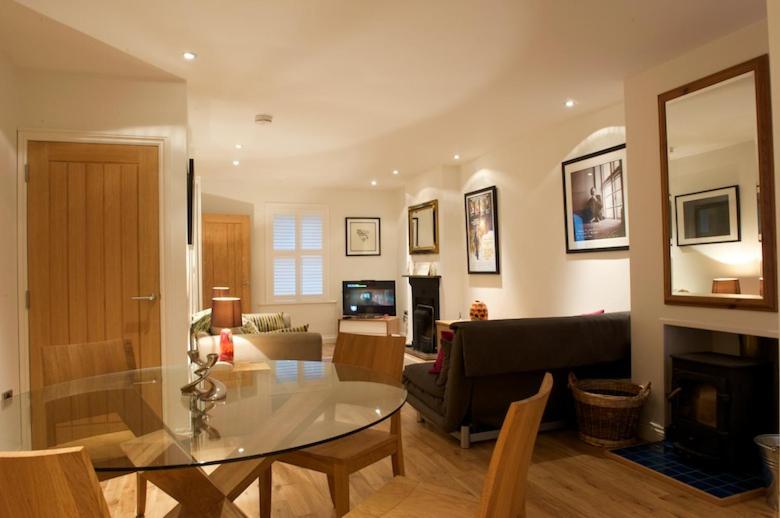 Luxury Victorian Cottage in quiet location by town centre and quay - log fires - full Virgin TV including sport and movies - fibre broadband - dog friendly - Bed and Breakfast Poole