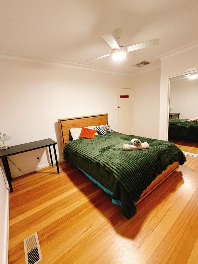 Modern 2 bedroom home in burwood east - B&B Burwood East