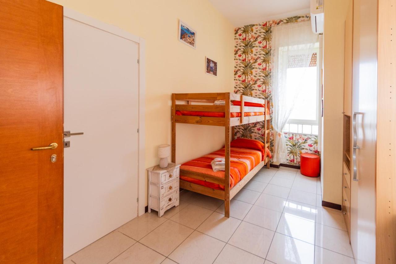 Zweibettzimmer mit eigenem Bad außerhalb des Zimmers