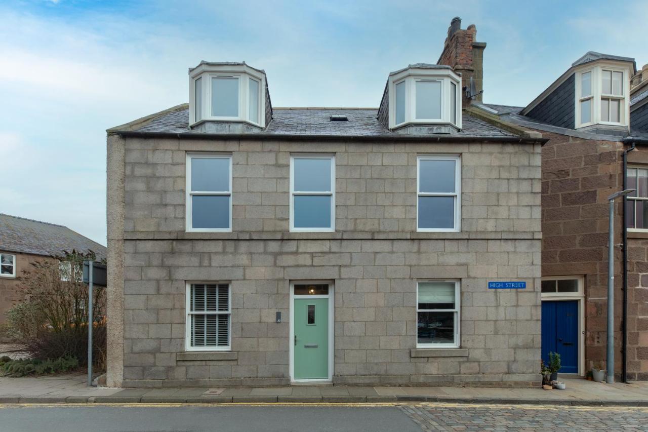 Stonehaven ground floor home with a spectacular harbour view. - B&B Stonehaven