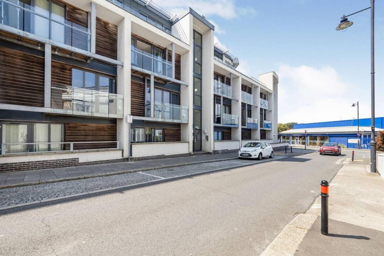Near Royal William Yard, Modern 2-Bed Balcony Apartment with Underground Parking - B&B Plymouth