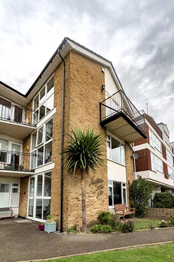 Sunrise Lodge 2-Bedroom Flat EastBeach sleeps 4 - Pass the Keys - B&B Southend-on-Sea