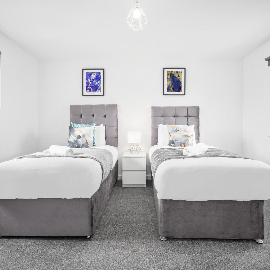 Stylish Two Bed Apartment -Cradley Health - Smart Tv - Netflix - Parking 27BC - B&B Sleightholme