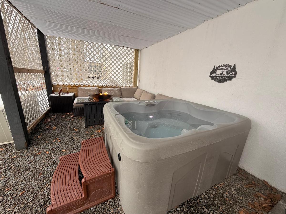 Casa Rosado @ Pocono II by Lake Hot Tub Camelback - Chambres d'hôtes Tobyhanna