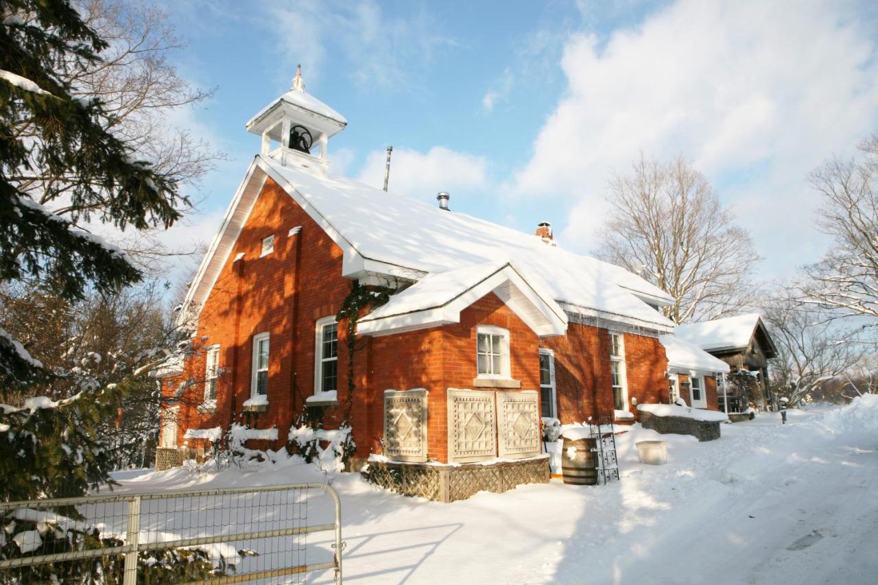 Picturesque School House Retreat - Bed and Breakfast Meaford