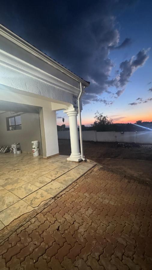 Makhuvha Tshilivho Luxury House - B&B Thohoyandou