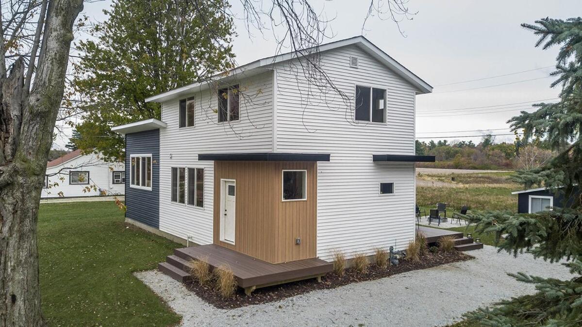 Modern 3-Bedroom Home with Lake Huron Beach Access - B&B Lexington