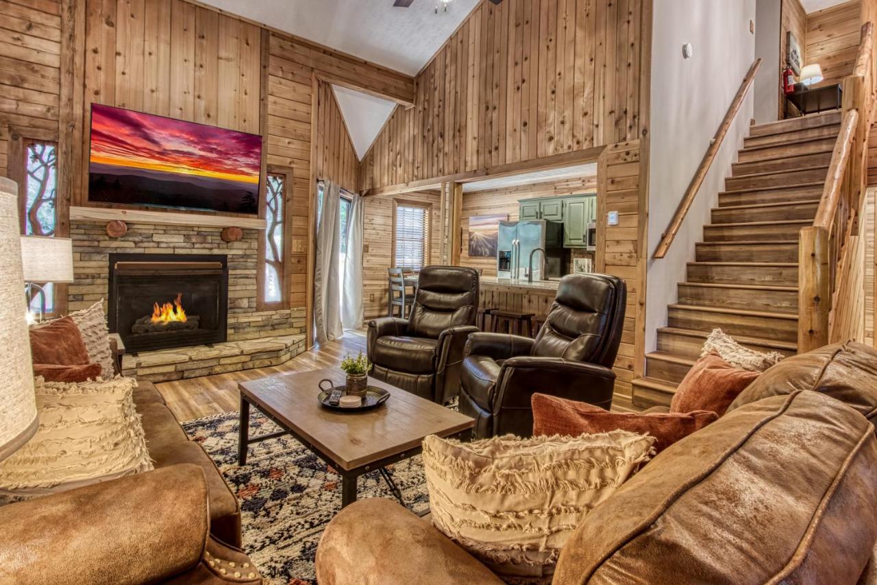 Hilltop Oasis, Strip 4 min, Hot Tub, Games, Pets - B&B Pigeon Forge