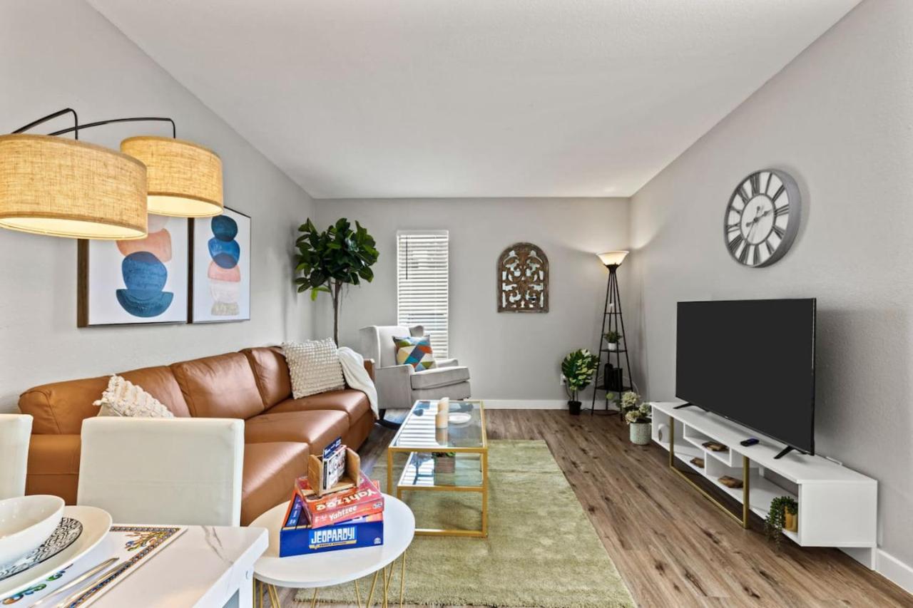 Minutes away from all the action 2BD AT and T Walkable - B&B Arlington