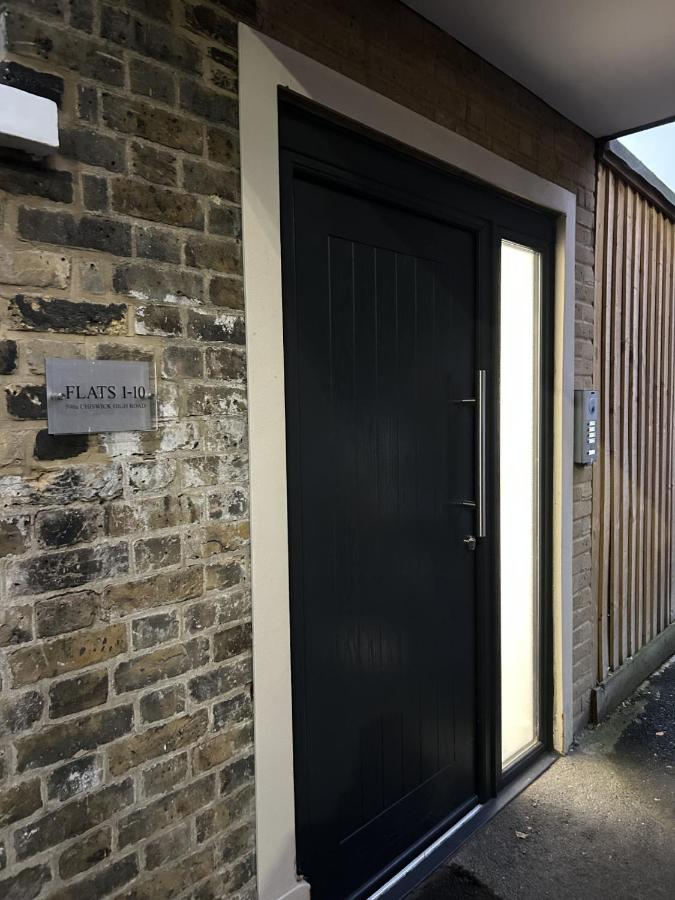 Modern Cosy 2 bed apartment, Smart TV & NETFLIX with private balcony and city view - B&B Londra