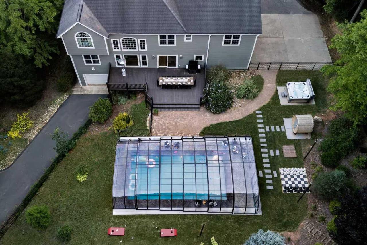 Spacious 6 Bedroom Home with a Heated Salt Water Pool, Theater & Game Room - B&B Candler