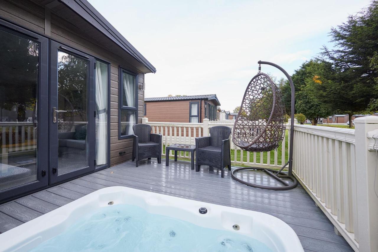 Lucas Lodge with Hot Tub - B&B Barmby on the Moor