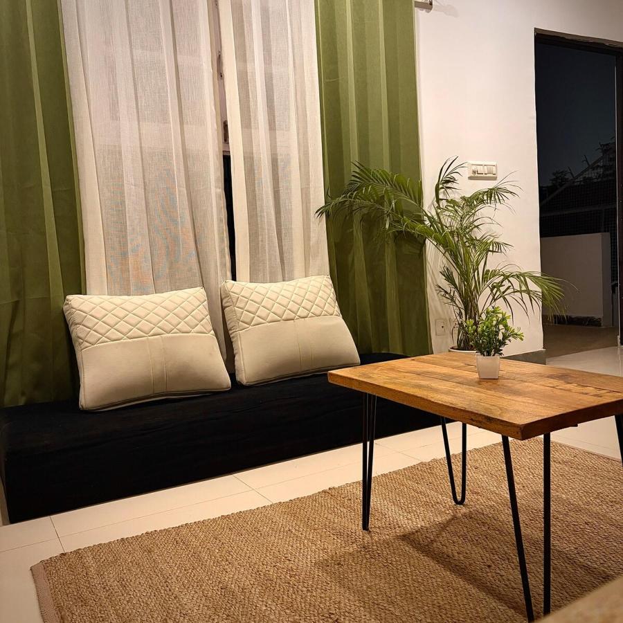 Quaint Cozy 3BHK Triplex Apartment near Cyberhub, Gurugram - B&B Gurgaon