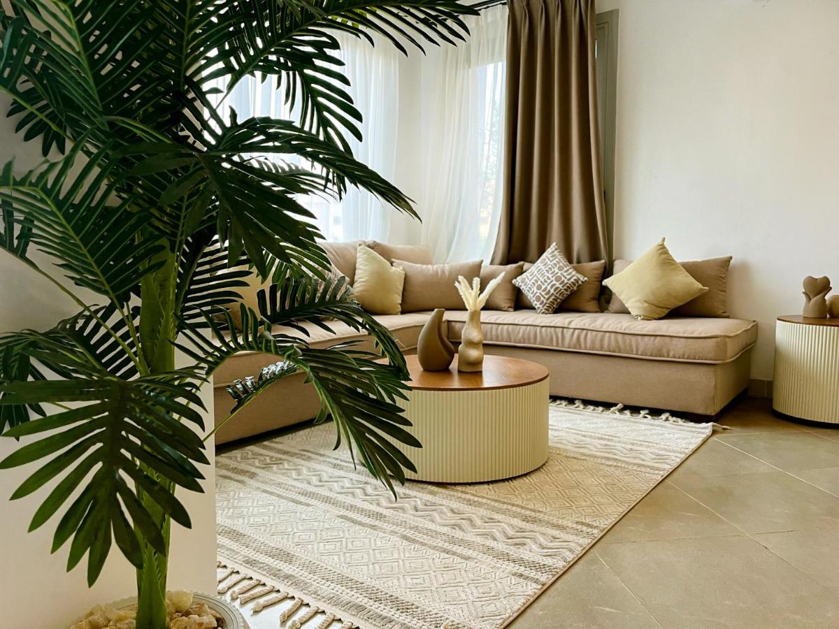 3BR Chalet w Private swimming pool - BrandNew - B&B Al ‘Ayn as Sukhnah