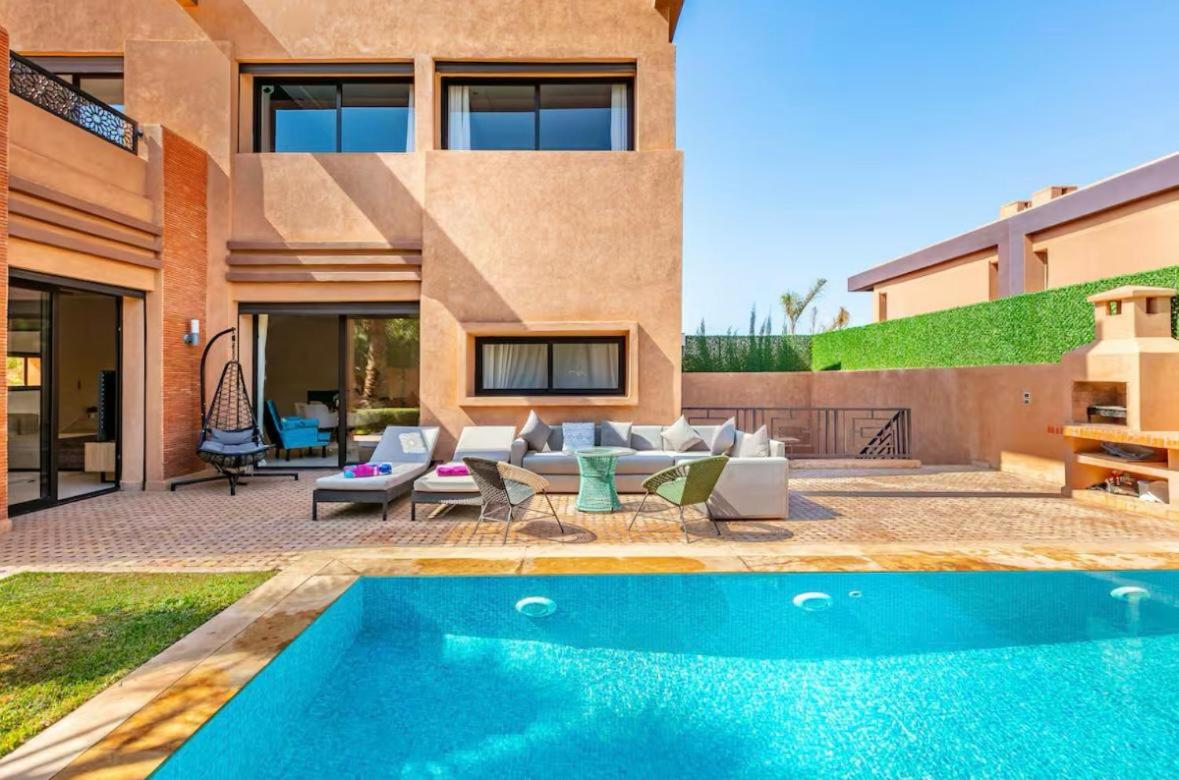 Luxury 4-ROM Villa with private Heated pool in Akenza ,free Airport transport service - B&B El Rhechat