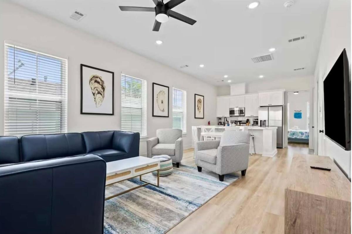 New! Midtown, 4BR 3BA ,EV , Work-Ready, Near UTMB - B&B Galveston