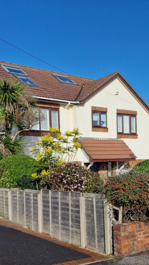Spacious Seaside Home in Peaceful Coastal Setting - 5 Minutes Walk to the Beach - Chambres d’hôtes Bournemouth
