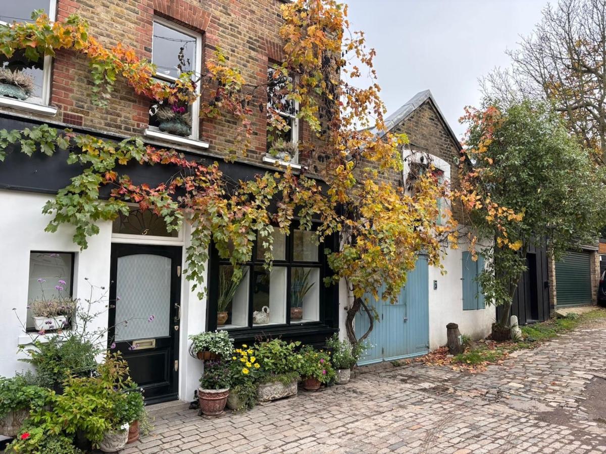 Refurbished flat in stunning coach house - B&B Londra