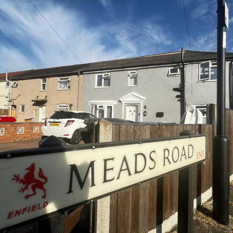 Small En-suite - B&B Enfield Lock