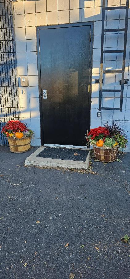 Just renovated 2 bedroom, 1 mile to Salem w Rooftop Deck - B&B Beverly