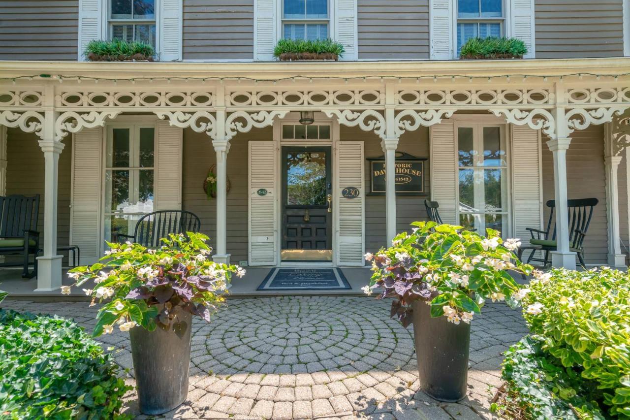 Guest Room 1843 Hot Tub Heart of Old Town NOTL for 2 Guests - Chambres d'hôtes Niagara-on-the-Lake