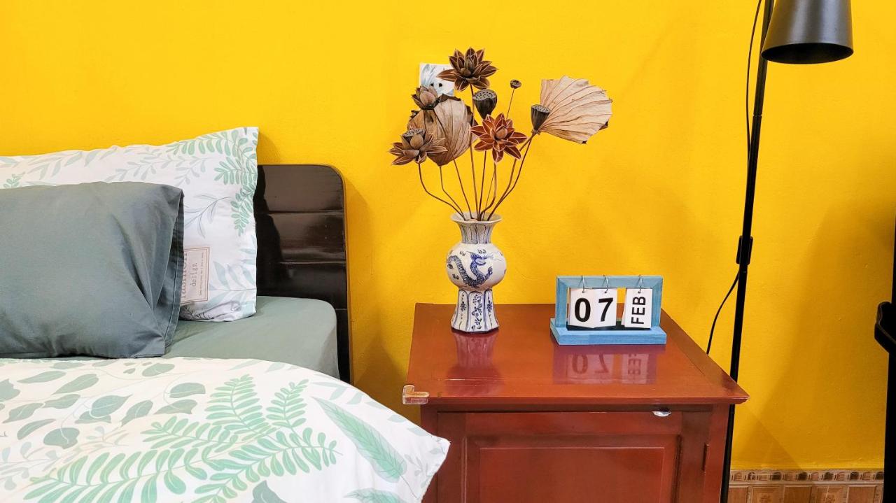 Zimmer mit Kingsize-Bett und Gartenblick.