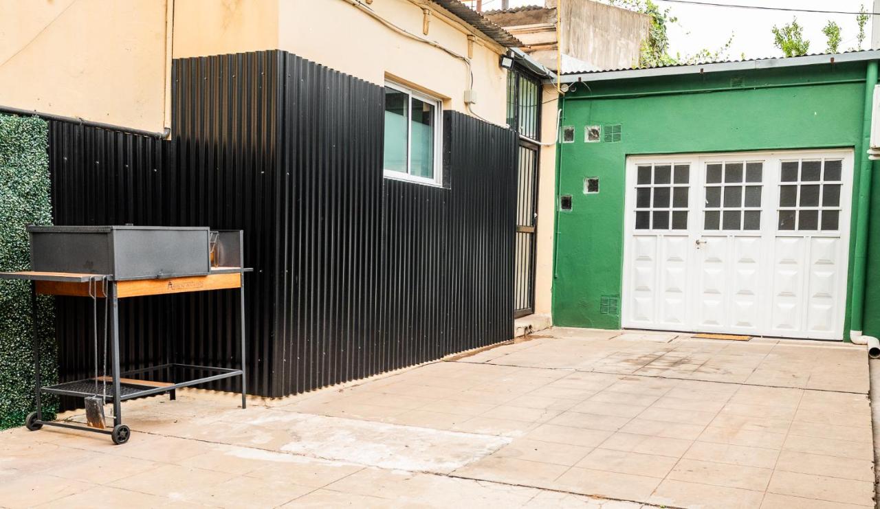 Amplia Casa Centrica, Parrilla, Cochera Privada y Portón Eléctrico para facil acceso - B&B San Nicolás de los Arroyos