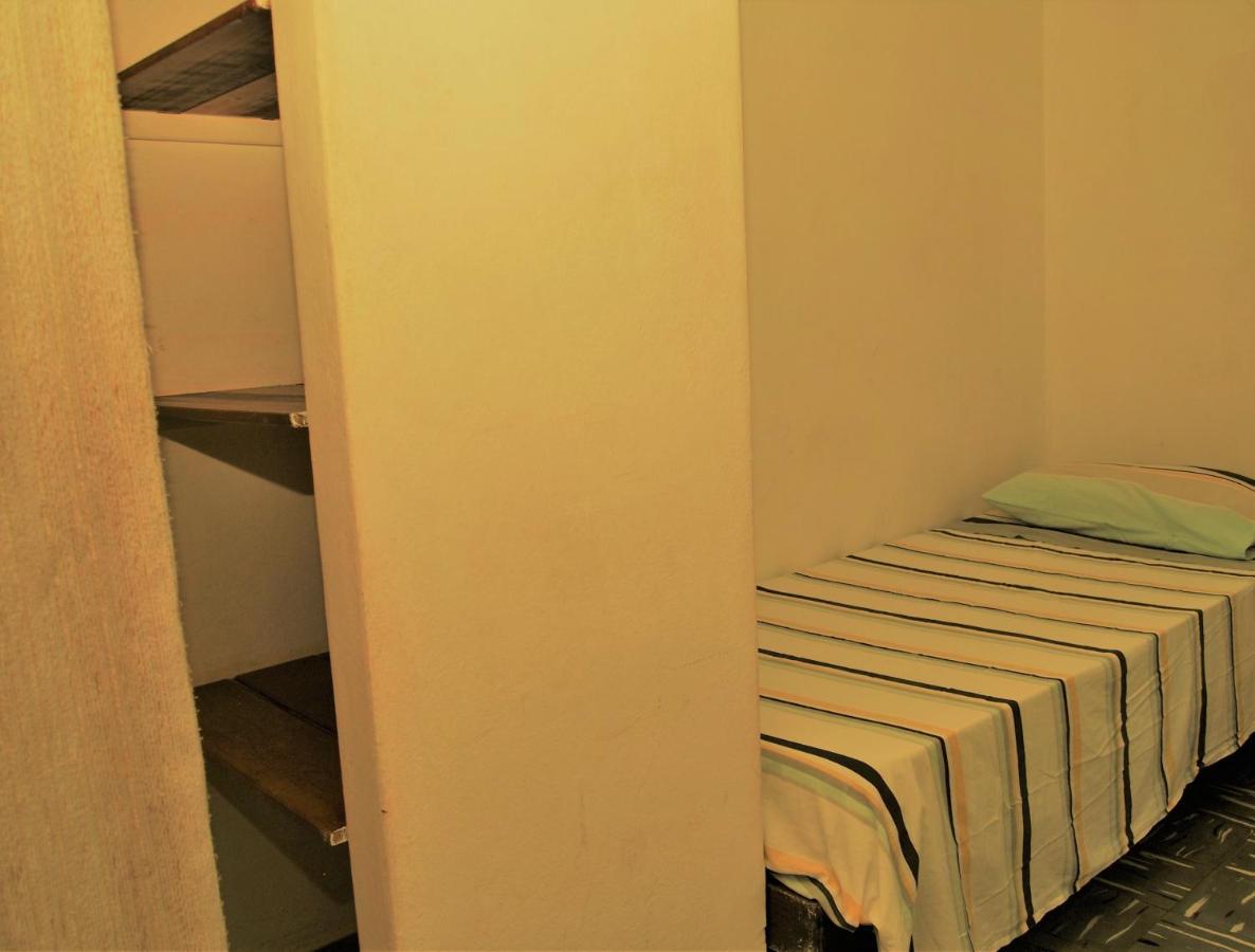 Tweepersoonskamer met 2 Aparte Bedden en Eigen Badkamer