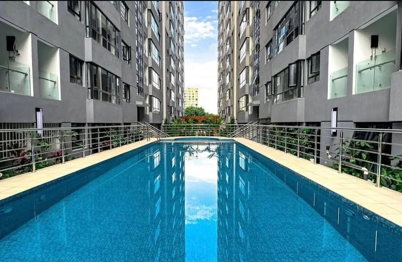 Stylish Lavington 1BR - Pool, Gym, Fast WiFi - Chambres d'hôtes Nairobi