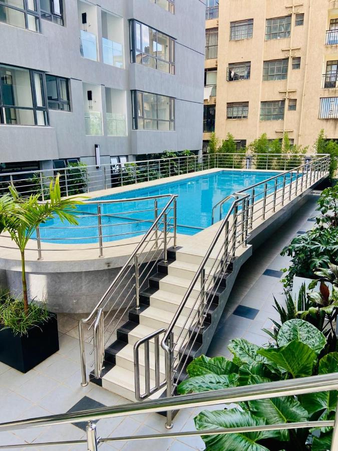 Stylish Lavington 1BR - Pool, Gym, Fast WiFi - Chambres d'hôtes Nairobi
